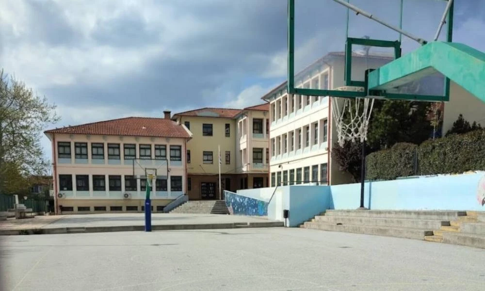 Πλήθος μολότοφ βρέθηκαν κρυμμένες έξω από σχολείο στη Λήμνο